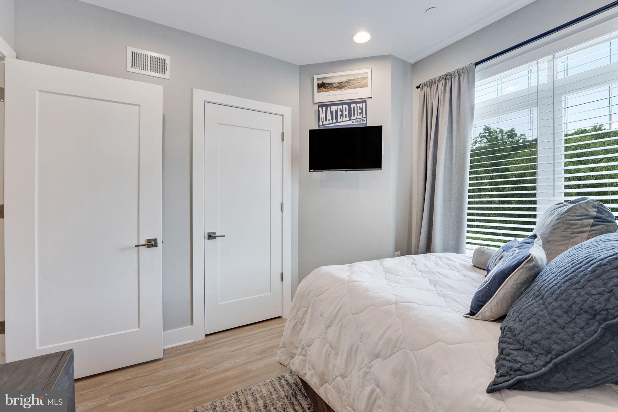 POTOMAC OUTSIDE - Residential