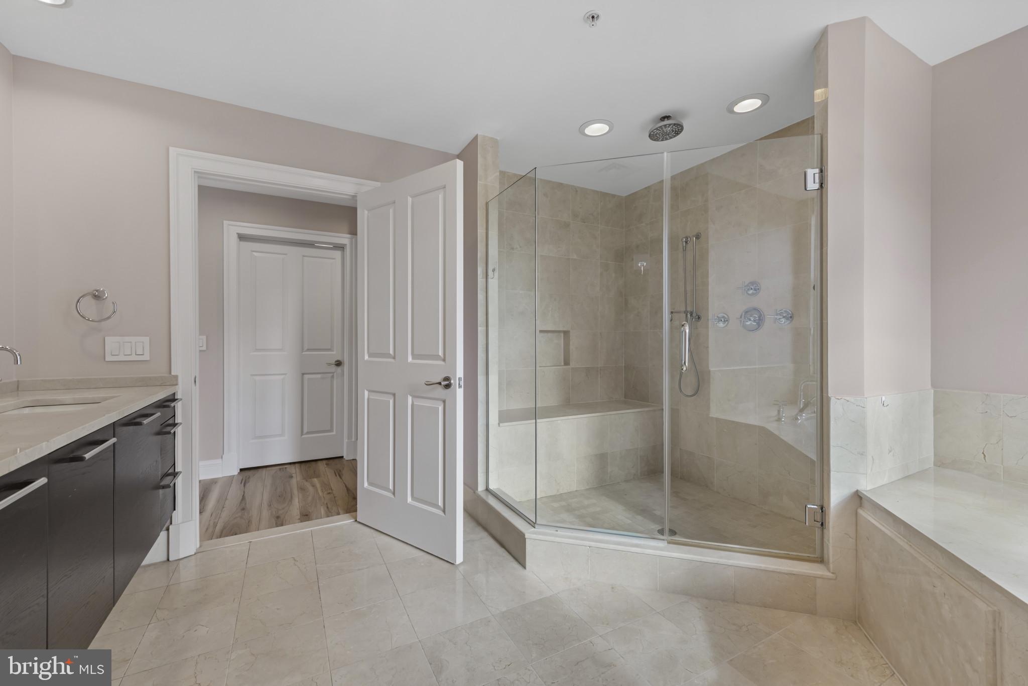 THE RITZ-CARLTON RESIDENCES - Residential