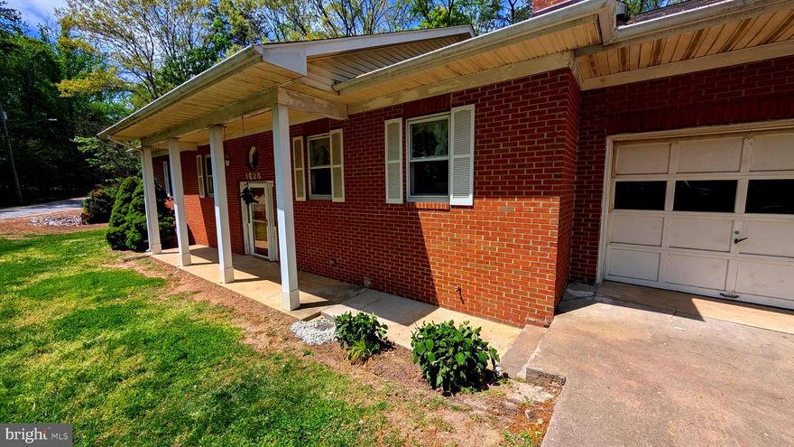 Single Family Split Foyer in Sought After Mount High Subdivision a Five (5) minute walk to the Historic Town of Occoquan & the Occoquan River with Shoppes, Restaurants, River Recreation and the Mill House Museum.  Commuter Lot for slug line to all points into Wash, DC and the Pentagon is walking distance or a Two (2) minute drive from the property.  VRE Station is a 5-minute drive along with Access to the HOV Hot Lanes and 95 North & South as well as Rt123 into Fairfax County. 

Features Oversized Cozy 4 Bedrooms, 3 Full Baths w/a2 Car Garage & Brand New Architectual Shingle Roof, Brand New Hot Water Heater and one year old HVAC. New side by side stainless steel refrigerator &  dishwasher. Needs an interior cosmetic remodel, put your own touch to this Gem.  Don't miss out.