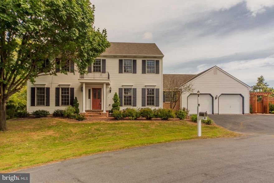 SITED ON ONE OF THE LARGEST LOTS IN HIGHLY DESIRABLE HICKORY RUN ON  A QUIET AND PRIVATE CUL-DE-SAC, THIS ULTIMATE ENTERTAINMENT HOME BOASTS A RESORT STYLE POOL WITH BUILT-IN STONE GRILL, PATIO OVERLOOKING SERENE LOT. INTERIOR BOASTSWIDE PLANK FLOORS, GORGEOUS FIREPLACE OPENING TO KROWN KITCHEN WITH CUSTOM CABINETRY. FABULOUS SUNROOM WITH FRENCH DOORS OPENING TO COVERED PATIO.  GRACIOUSLY PROPORTIONED BEDROOMS.  CONVENIENTLY LOCATED FOR EASY