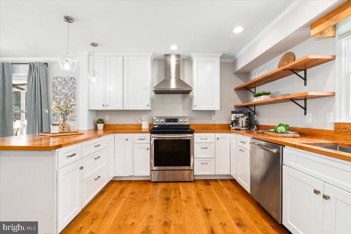 VILLAS LAKE ANITA LOUISE - Residential