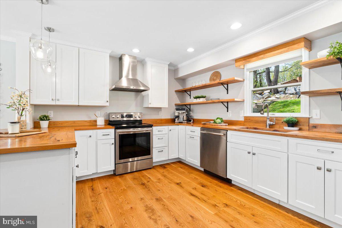 VILLAS LAKE ANITA LOUISE - Residential