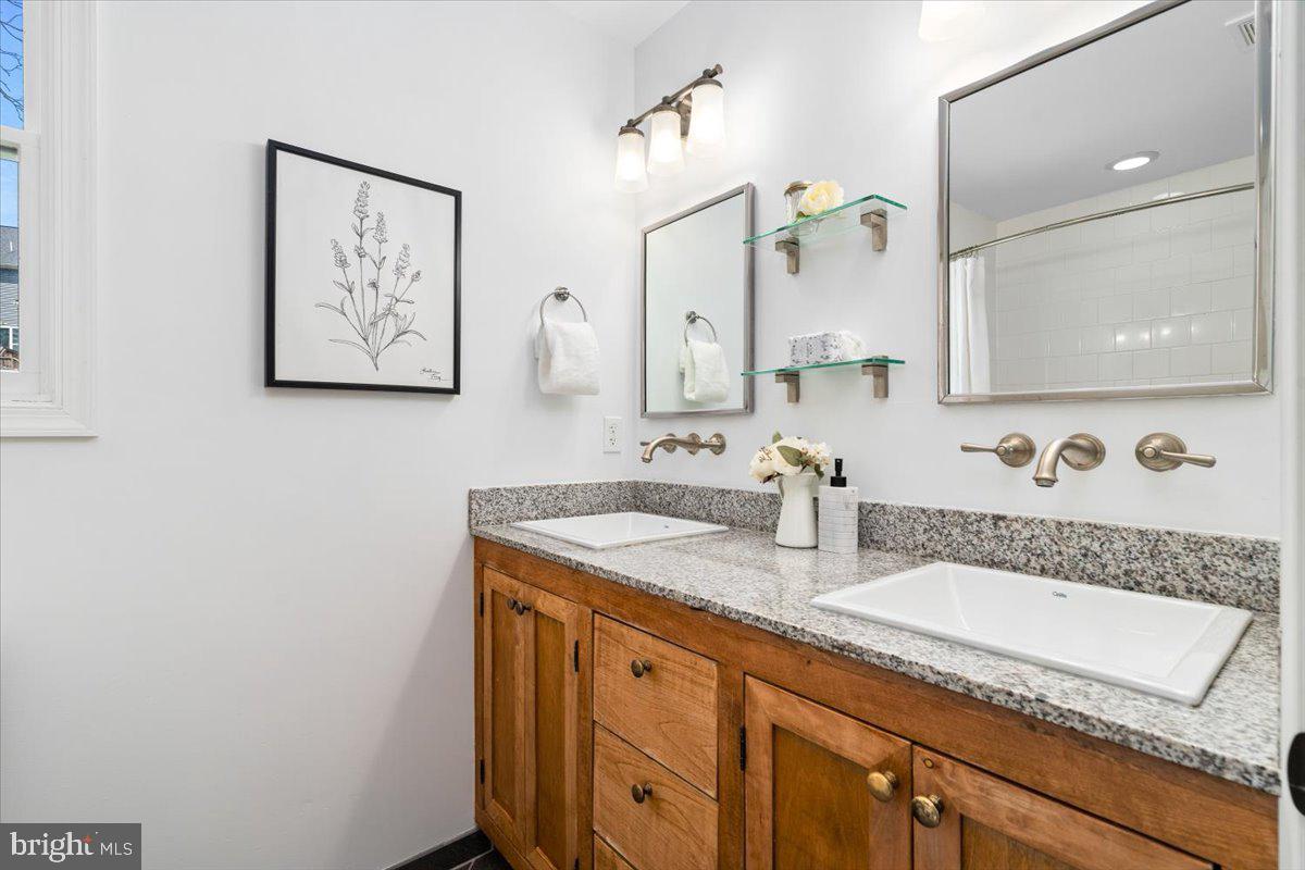 VILLAS LAKE ANITA LOUISE - Residential