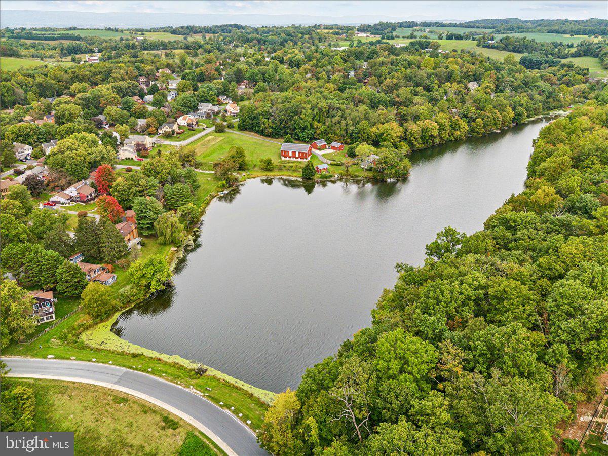 VILLAS LAKE ANITA LOUISE - Residential