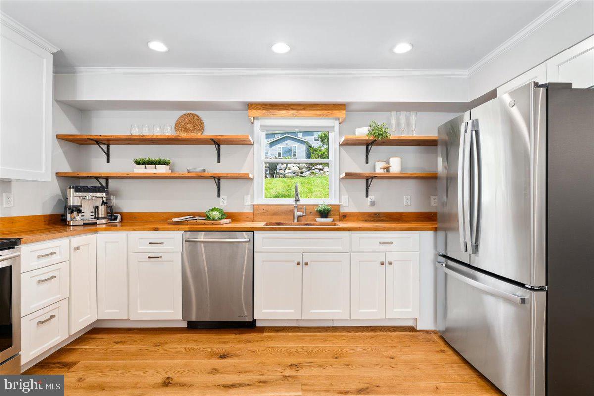 VILLAS LAKE ANITA LOUISE - Residential