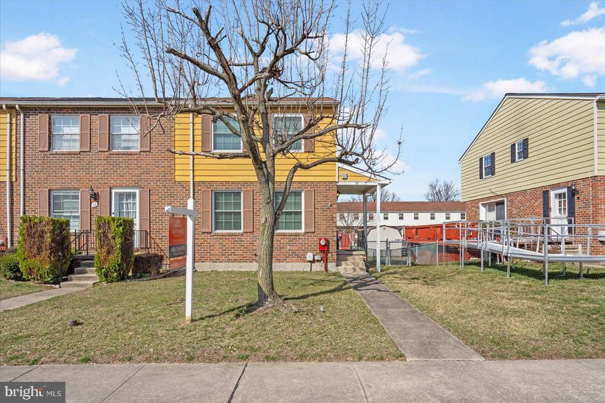 BEAUTIFUL EOG TOWNHOUSE IN SOUGHT AFTER WALNUT GROVE COMMUNITY. THIS HOME COMBINES OLD AND NEW TO CREATE A MASTERPIECE. RECENTLY UPDATED WITH NEW REAR SLIDING DOOR AND HIGH EFFICENT WINDOWS (2022).  RARELY AVAILABLE PRIMARY BEDROOM WITH ON SUITE FULL BATH. CONVIENT OFF STREET PARKING. LARGE COVERED DECK OVERLOOKING FULLY FENCED BACK YARD. FINISHED BASEMENT PERFECT FOR ENTERTAINIG OR POTENTIAL 4TH BEDROOM. HIGH EFFECITCY WATER HEATER. 3 FULL LEVELS OF LIVING SPACE. READY FOR IMMEDIATE POSSESION. CLOSE TO SHOPPING AND MANY MAJOR ROADWAYS. CALL TODAY TO SCHEDULE YOUR PRIVATE SHOWING!!