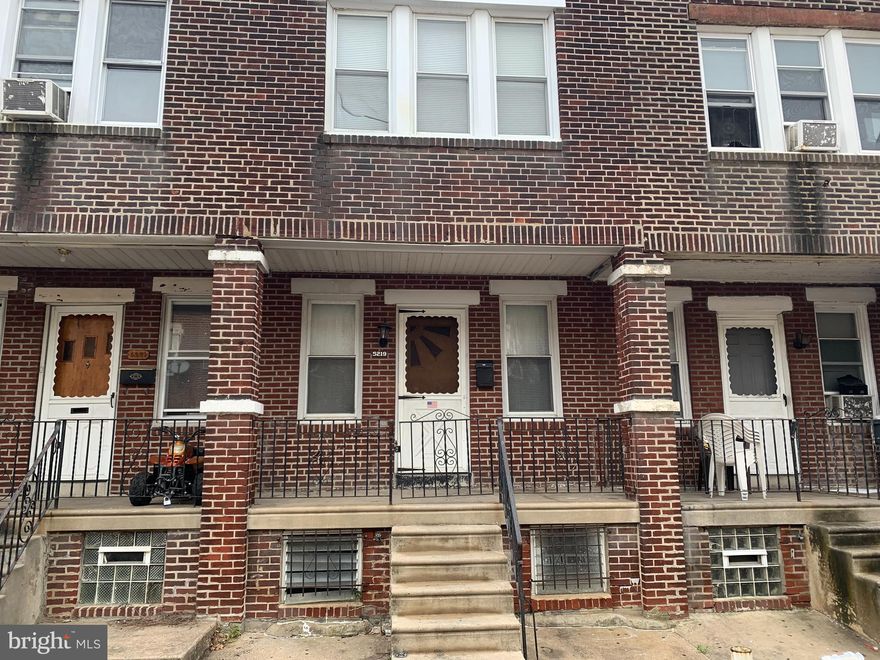 welcome to this 2 bed one bathroom rental home located close to transportation, shopping, and much more
