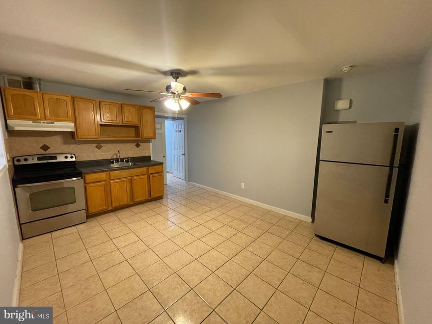 Live in style in this modern 1-bedroom, 1-bathroom apartment! 🏡✨
 Fully electric ⚡, this cozy and functional space is perfect for anyone looking for a comfortable and practical home. The kitchen comes equipped with an electric stove and refrigerator 🍳🧊, and the sleek, contemporary design makes the most of every corner. The bedroom is bright and comfortable 🛏️, and the modern bathroom has everything you need 🚿. Located in a safe area with easy access to transportation and shops 🚗🛍️, this apartment is move-in ready. 

Don’t miss out on this great opportunity! 💼🔑