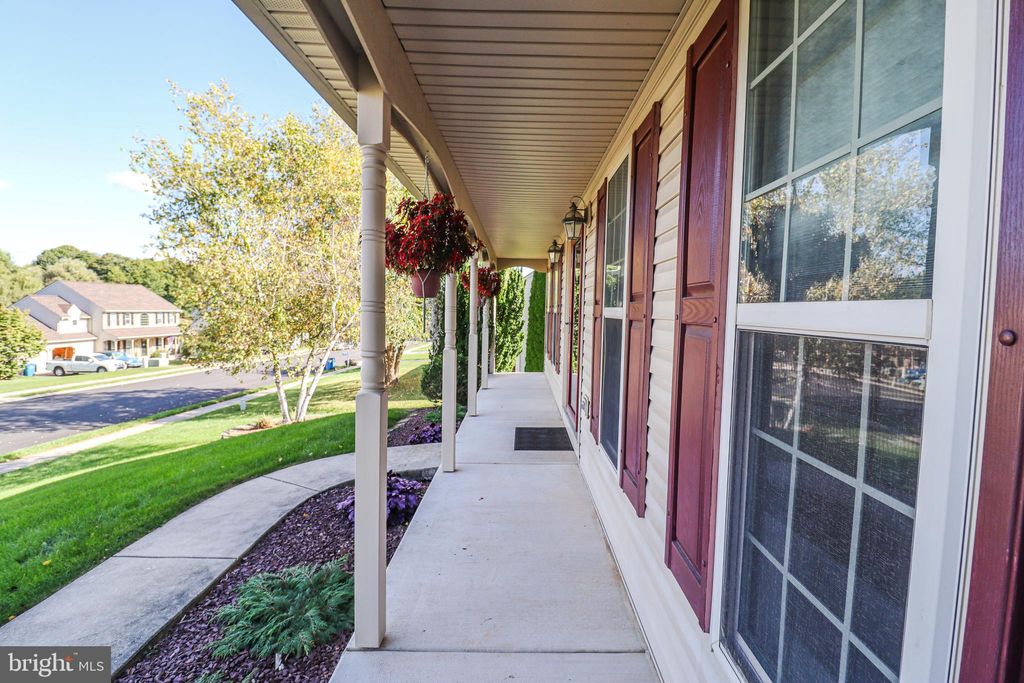 Photo of 8 Parkview Drive, SEVEN VALLEYS, PA 17360 (MLS # PAYK2091418)