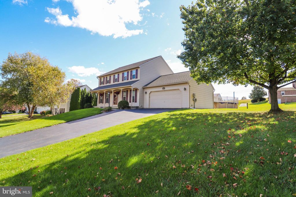 Photo of 8 Parkview Drive, SEVEN VALLEYS, PA 17360 (MLS # PAYK2091418)