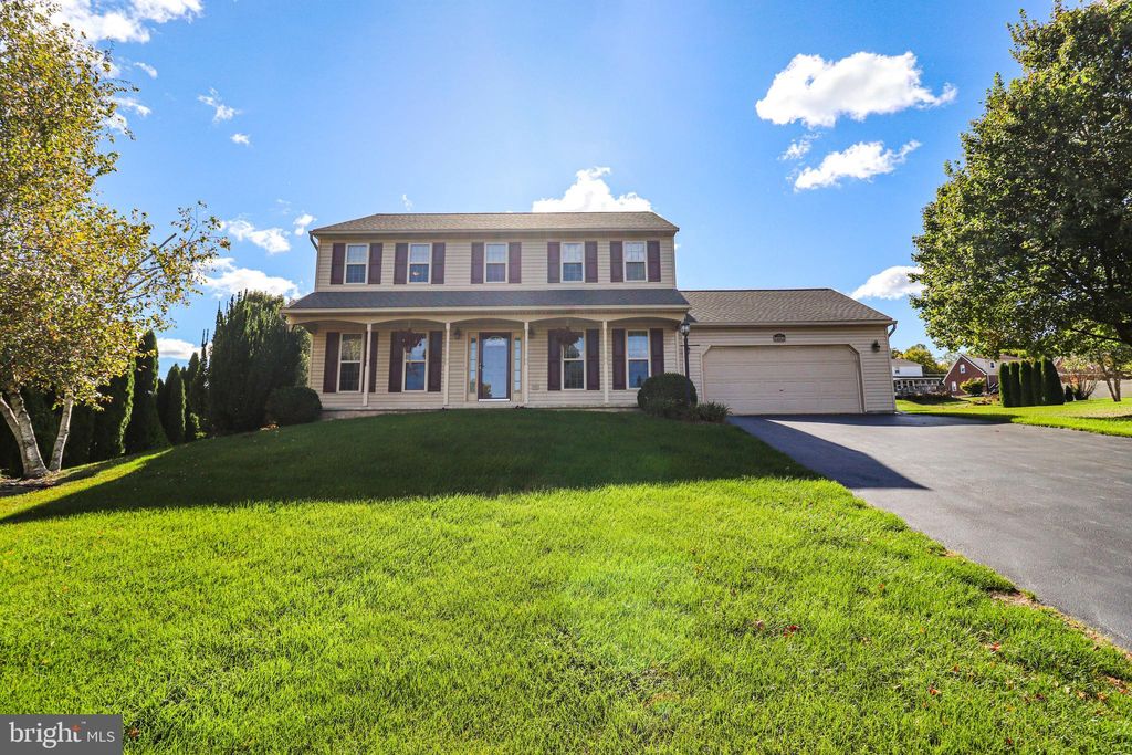 Photo of 8 Parkview Drive, SEVEN VALLEYS, PA 17360 (MLS # PAYK2091418)