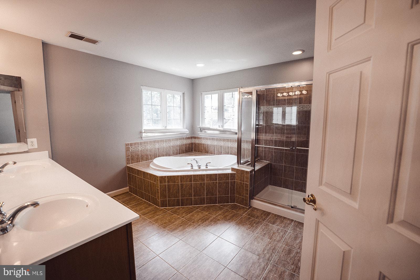 GALYN MANOR - Residential