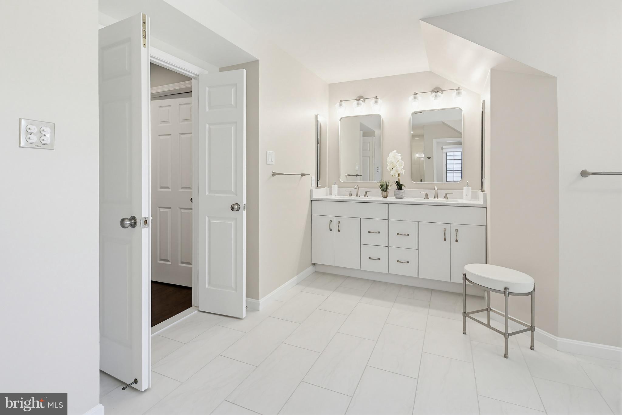 VILLAGE OF RIVER HILL - Residential