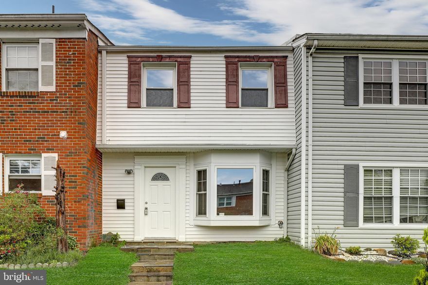 Beautiful 3 bedroom, 2 bath townhome in Woodbridge! NEW fresh paint throughout,  NEW carpet, Updated Kitchen with hardwood cabinets, hardware, & granite countertops & dishwasher.   All NEW light fixtures and outlets throughout entire home! NEW fence in backyard. Close to VRE, 95 and route 1, multiple kid-friendly parks, minutes from the waterfront and the Stonebridge town-center, Wegmans/dining/shopping/family activities! This home is turn-key and ready for move  in!