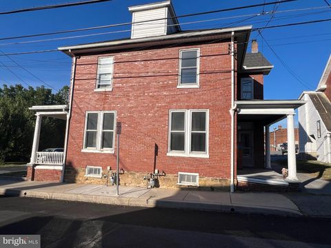 Photo of 25 N Poplar Street, ELIZABETHTOWN, PA 17022 (MLS # PALA2074250)