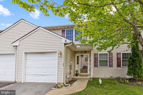 Photo of 305 YORKSHIRE DR, LANCASTER, PA 17603 (MLS # PALA2034372)