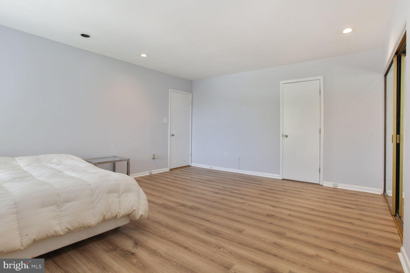 SUBURBAN OAKS - Residential