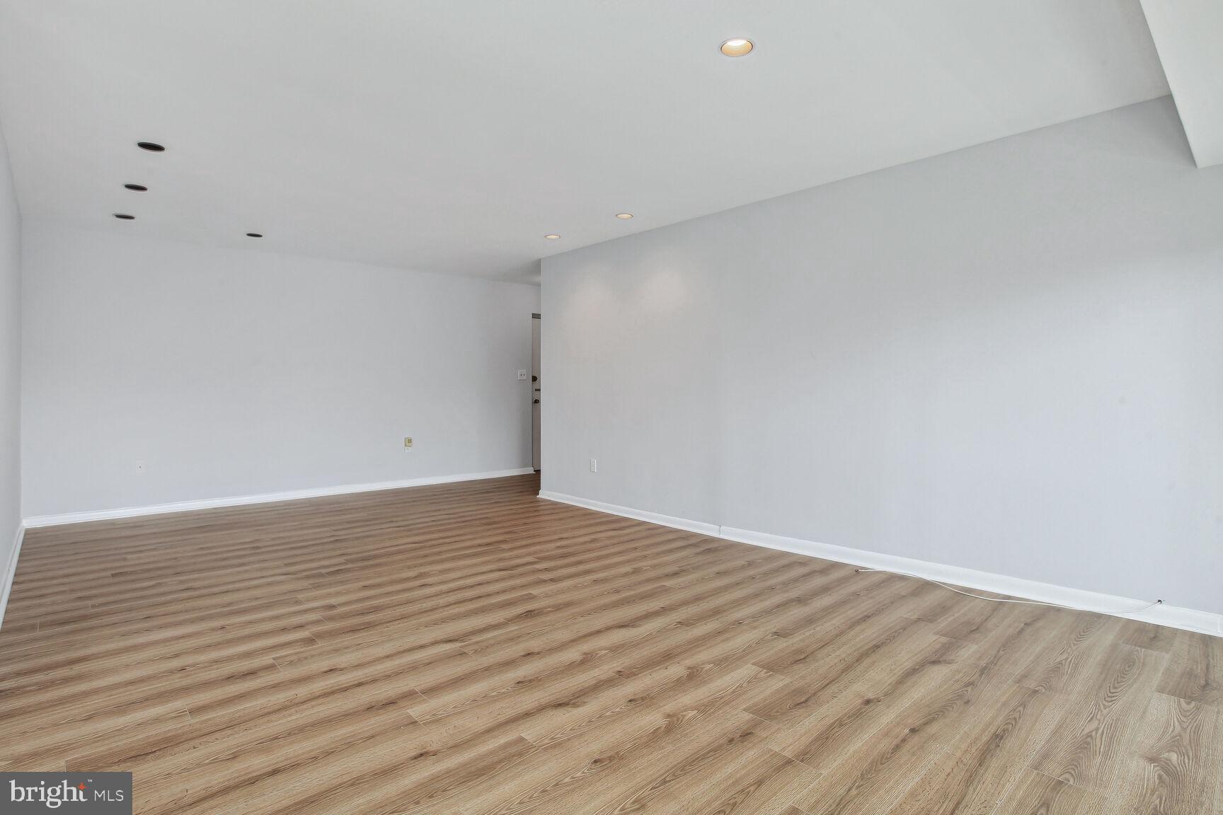 SUBURBAN OAKS - Residential