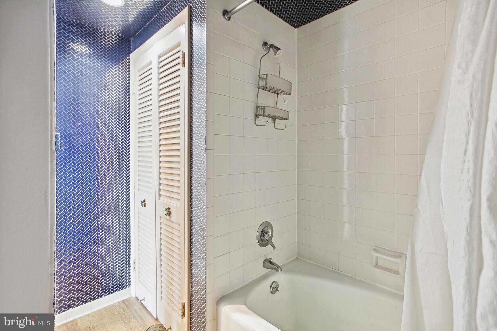 SUBURBAN OAKS - Residential