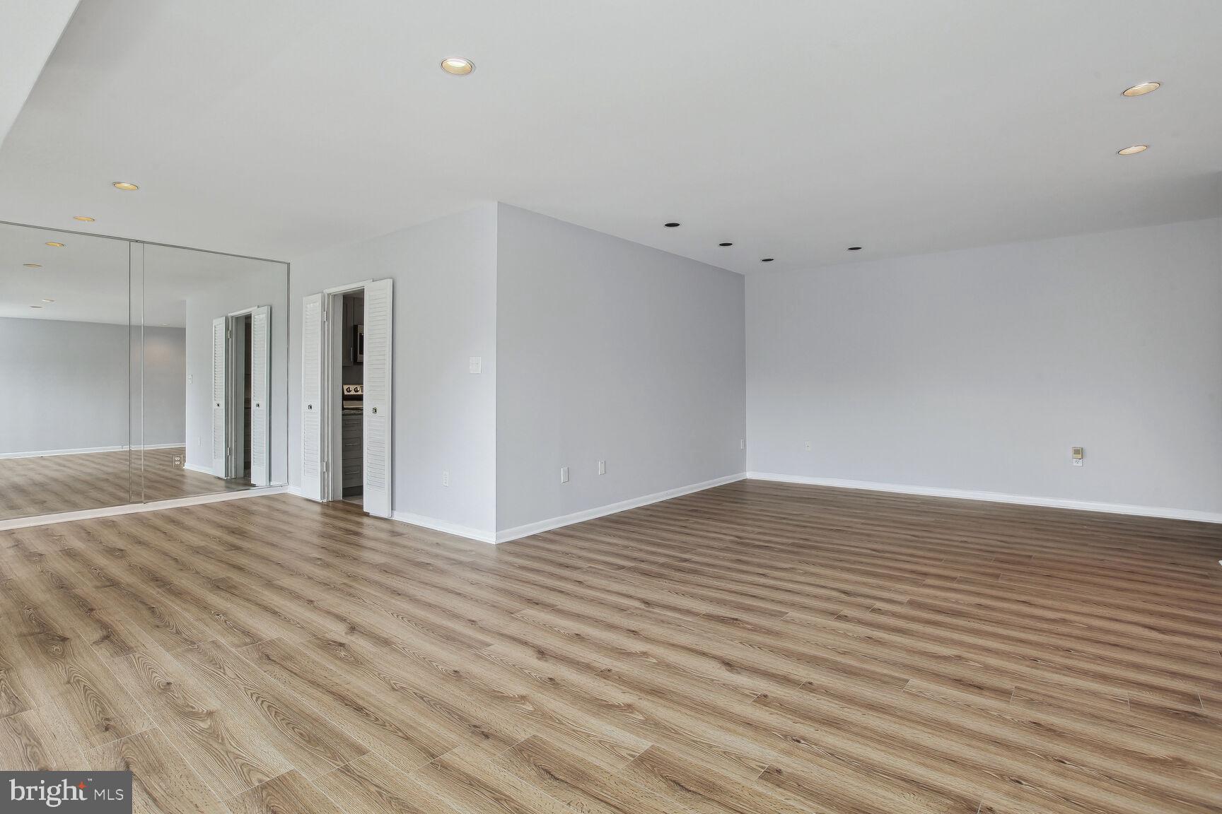 SUBURBAN OAKS - Residential