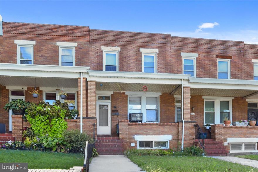 This is a great investment home! There's lots of space in this 3 bed and 1.5 bathroom with a detached garage in the rear of property. The kitchen features a unique island with a double sink for added counter top space.
There is a nice sized fenced in yard. This home also includes a basement for added space. The property is being sold as-is. Reverse Mortgage Short Sale.