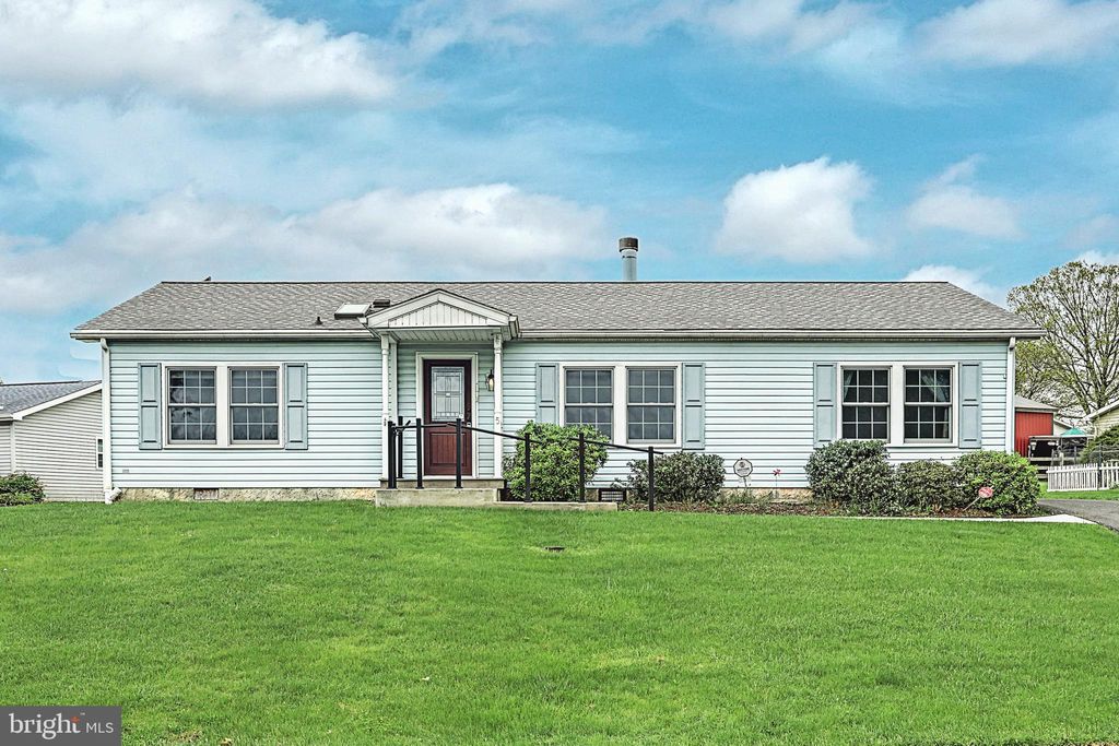 Photo of 5 RAY DR, DENVER, PA 17517 (MLS # PALA2034458)