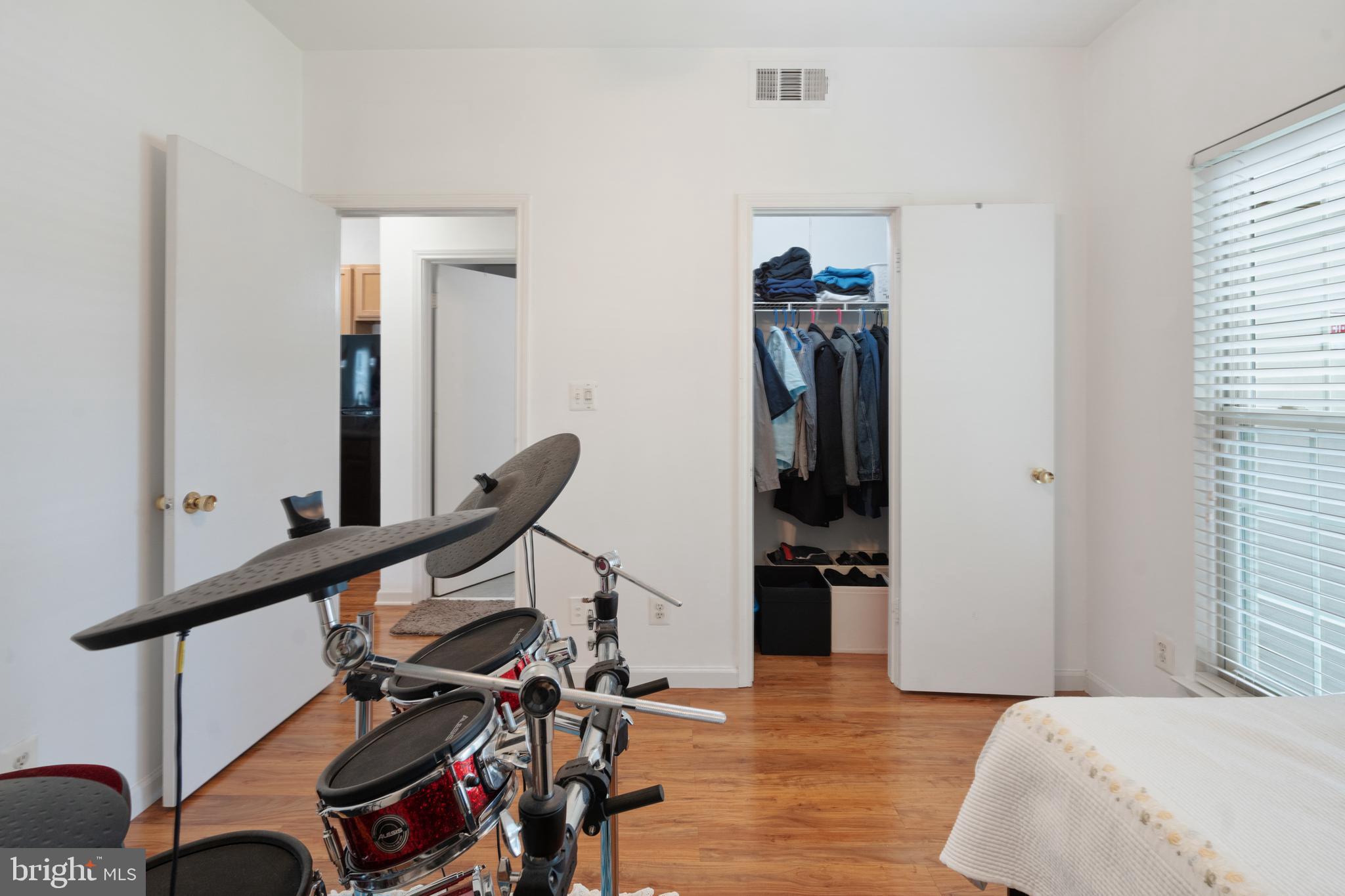 PENDERBROOK SQUARE CONDOMINIUMS - Residential