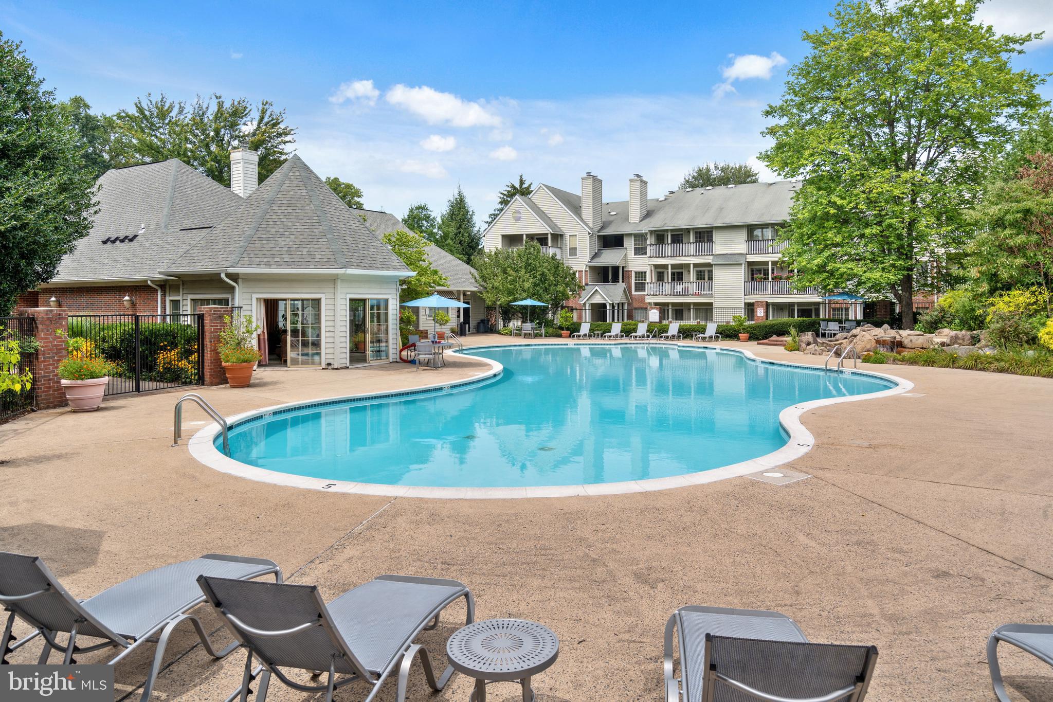 PENDERBROOK SQUARE CONDOMINIUMS - Residential