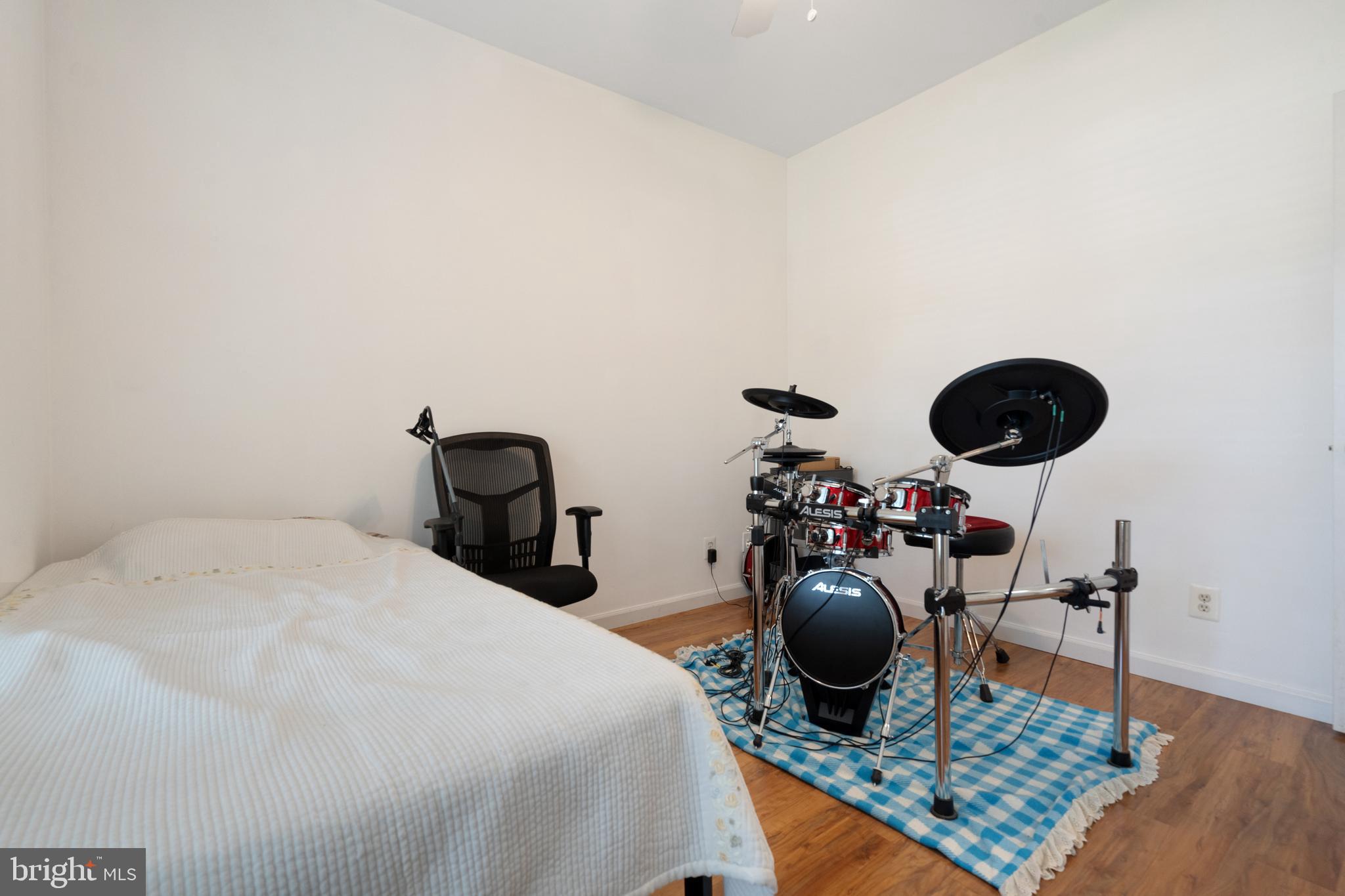 PENDERBROOK SQUARE CONDOMINIUMS - Residential