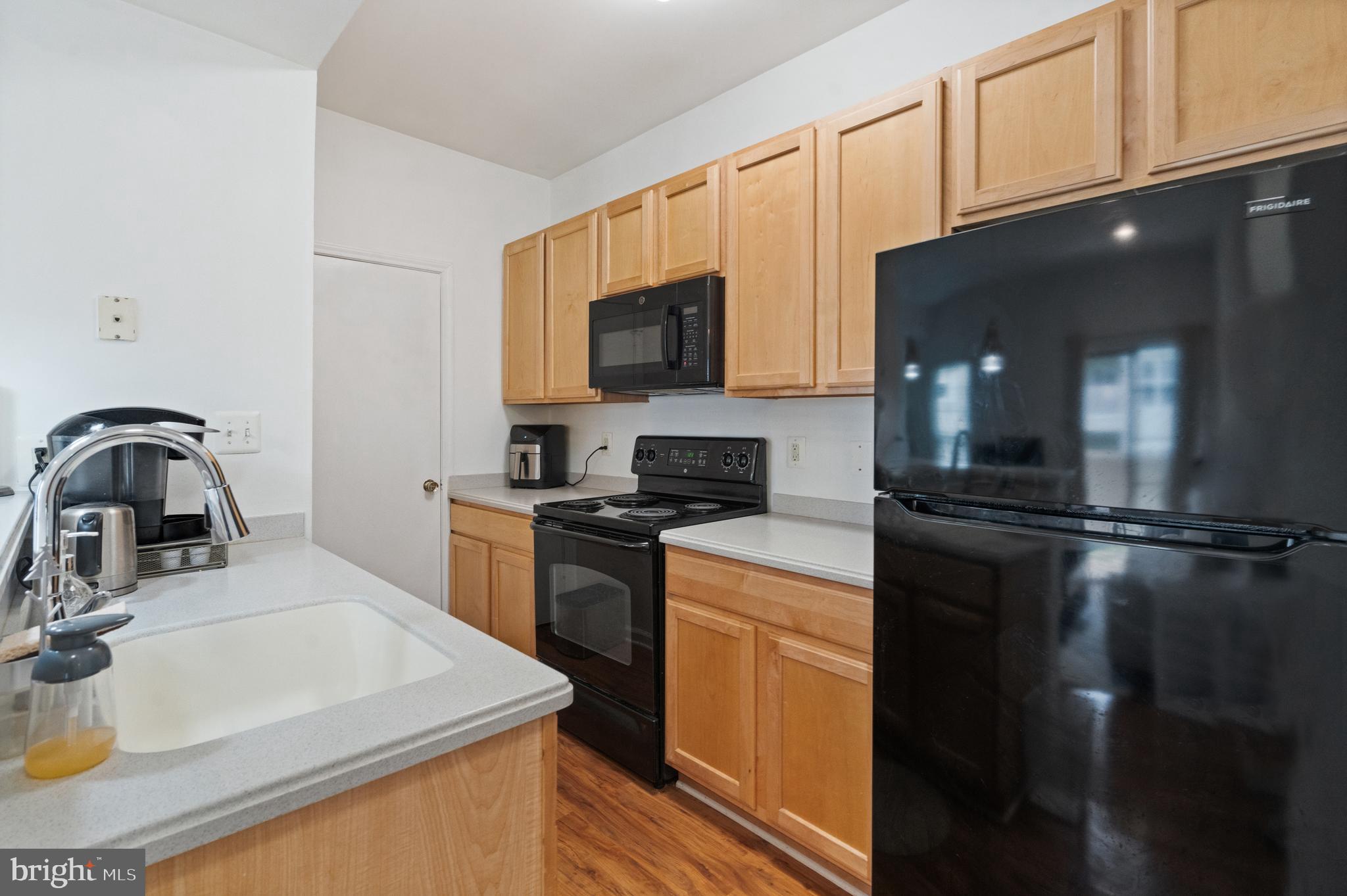 PENDERBROOK SQUARE CONDOMINIUMS - Residential