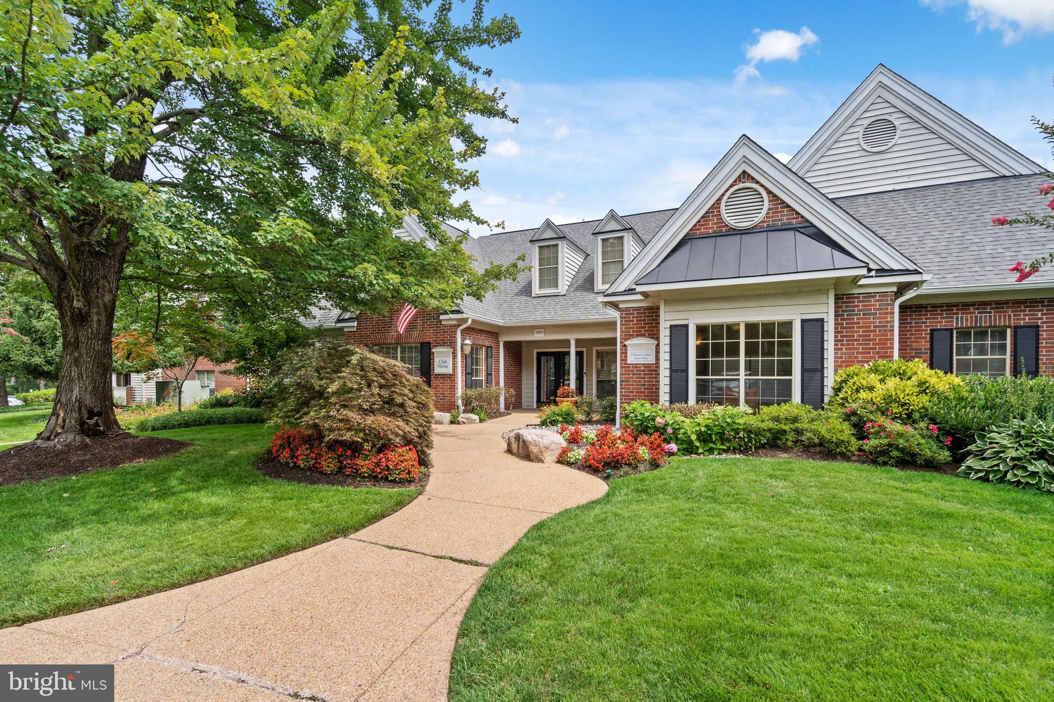 PENDERBROOK SQUARE CONDOMINIUMS - Residential