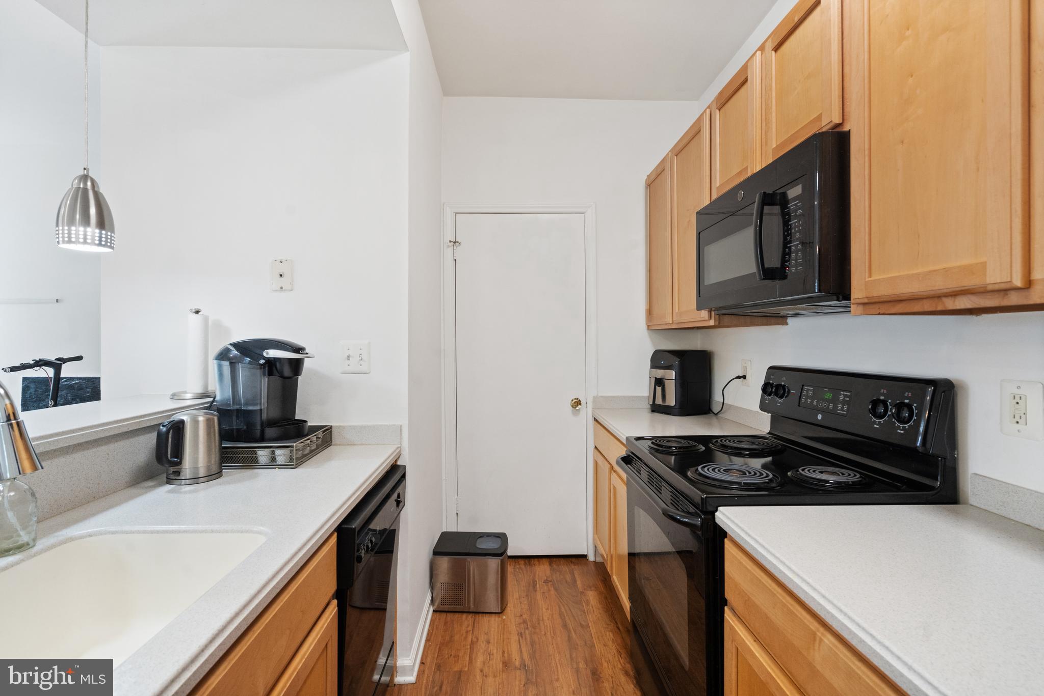 PENDERBROOK SQUARE CONDOMINIUMS - Residential