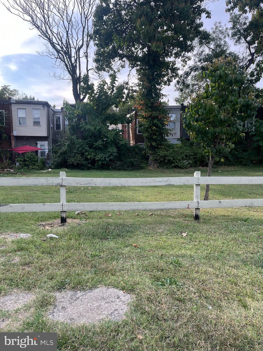 This vacant property is located in an area with untapped potential. Build your dream investment property on this huge vacant lot and attract future buyers from all over the city! Buyer will be responsible for any certifications as required by the township/county.