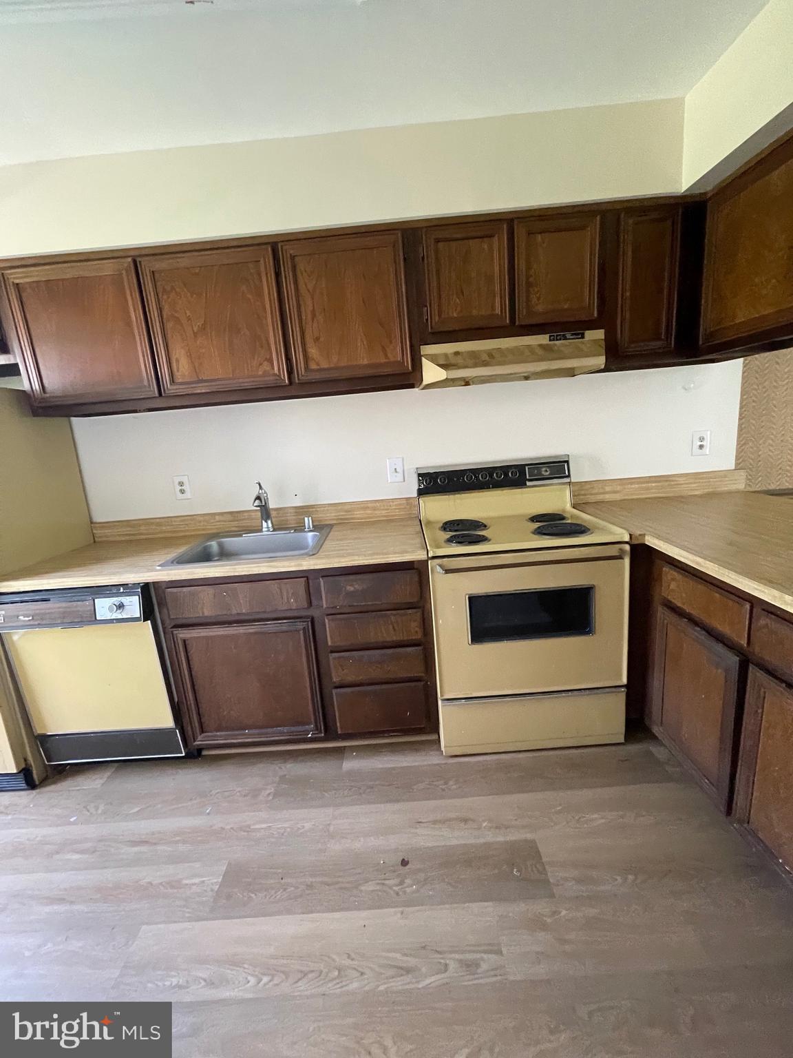 CROMWELL STATION - Residential