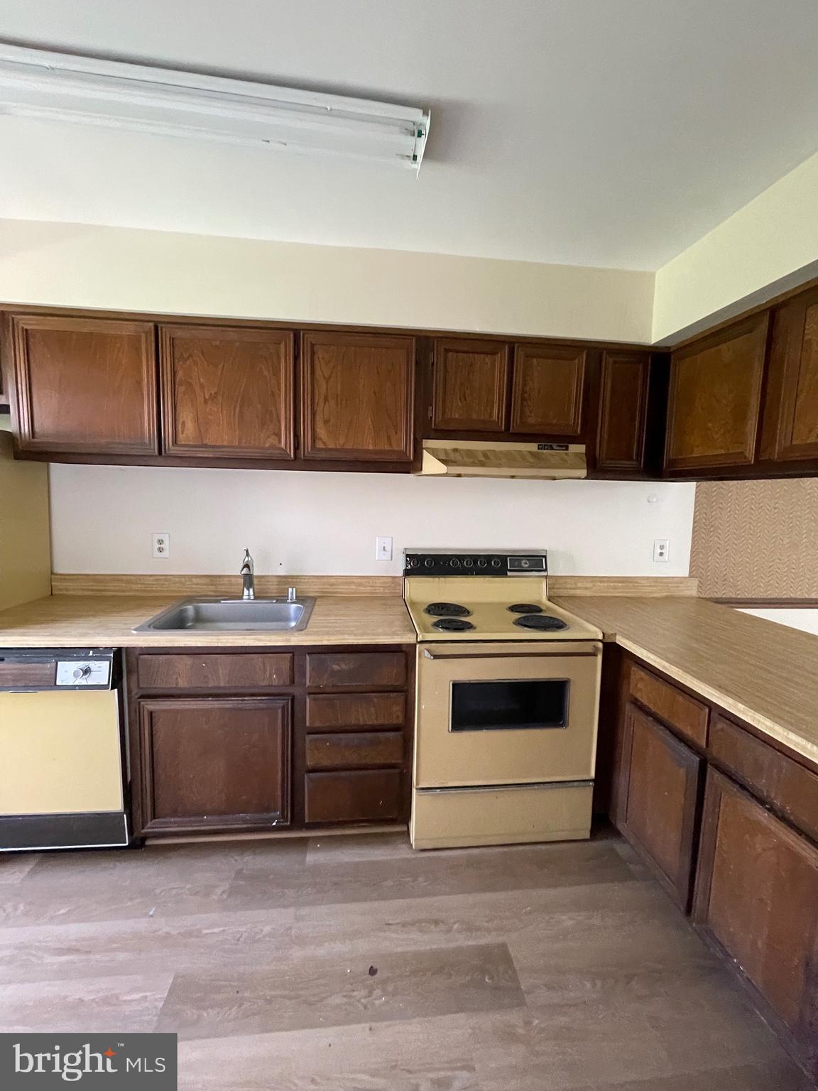 CROMWELL STATION - Residential