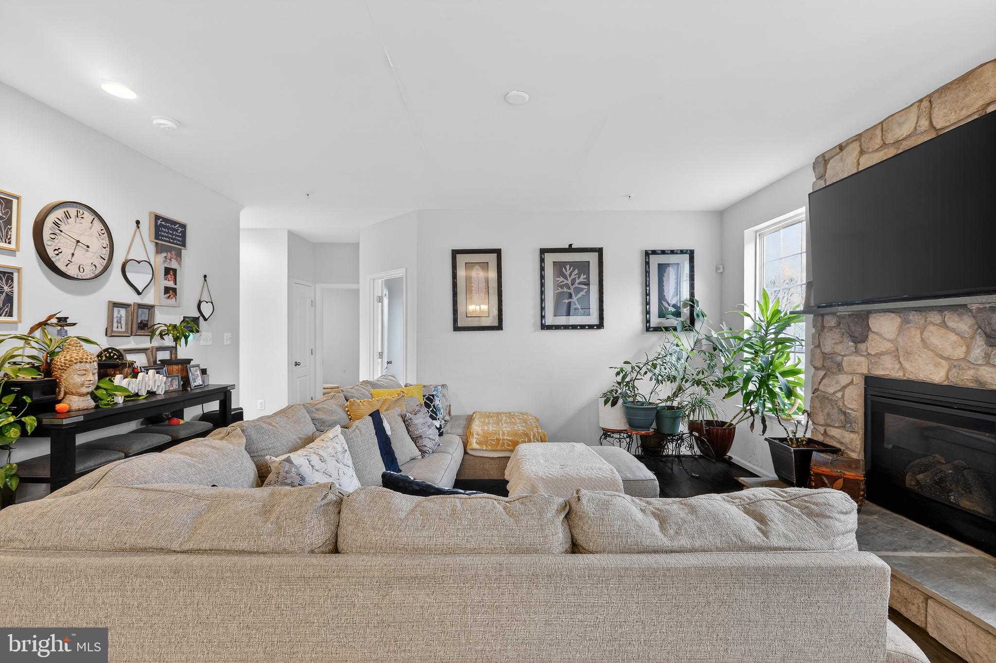 WINDSOR MANOR - Residential