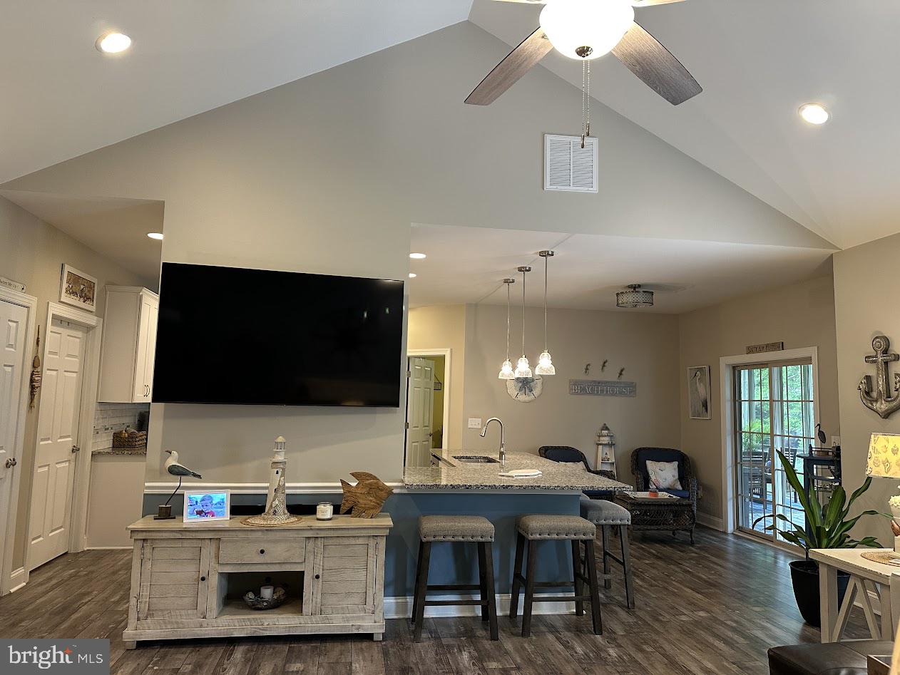 BAY COLONY - Residential