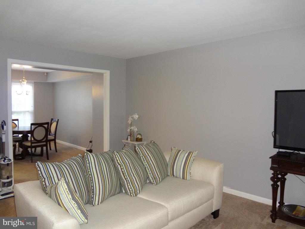 SPRING KNOLL - Residential Lease