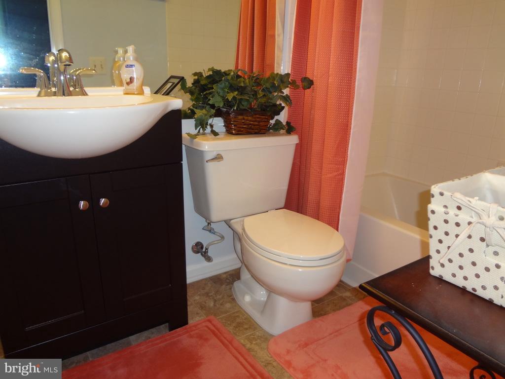 SPRING KNOLL - Residential Lease