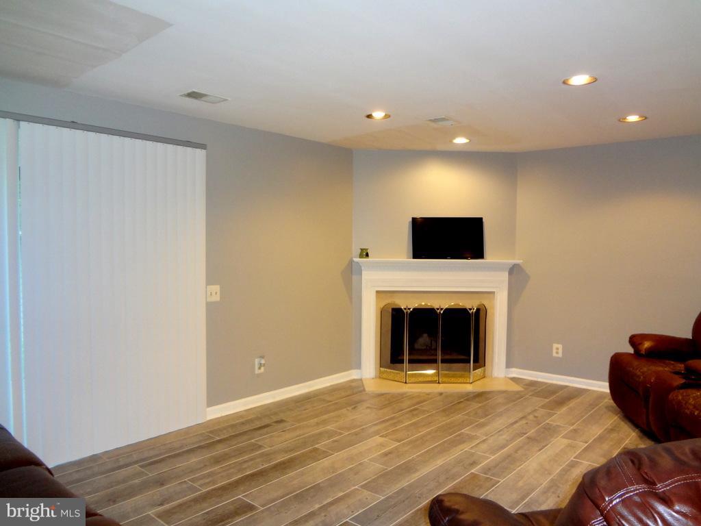 SPRING KNOLL - Residential Lease