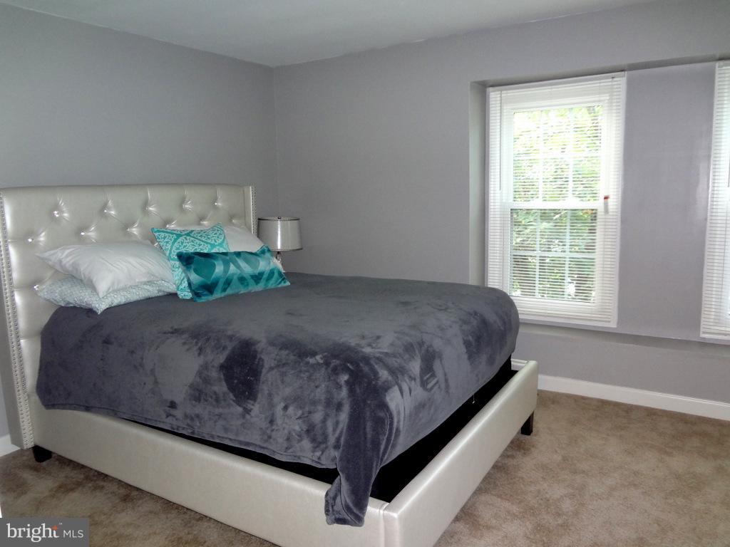 SPRING KNOLL - Residential Lease