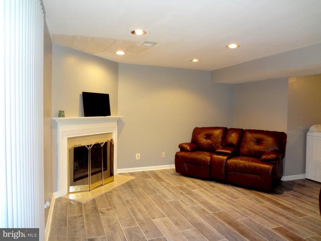 SPRING KNOLL - Residential Lease