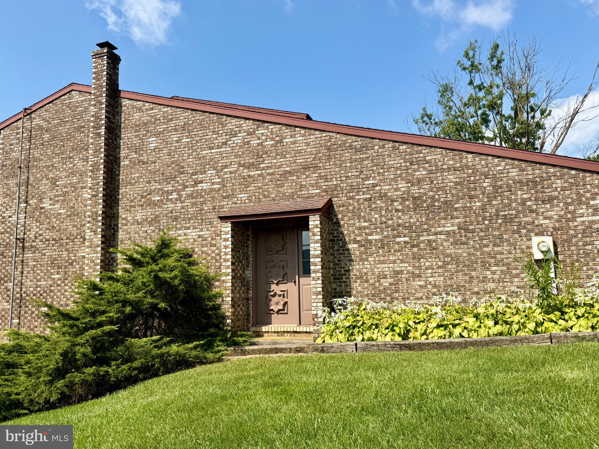 2122 HILLVIEW DRIVE