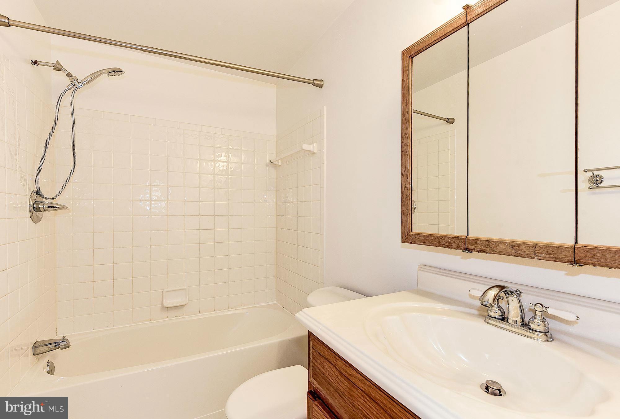 QUINCE ORCHARD MANOR - Residential