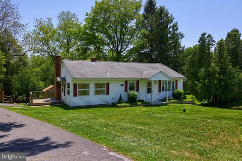 Photo of 2450 HONEYSUCKLE LN, LANCASTER, PA 17603 (MLS # PALA2035056)