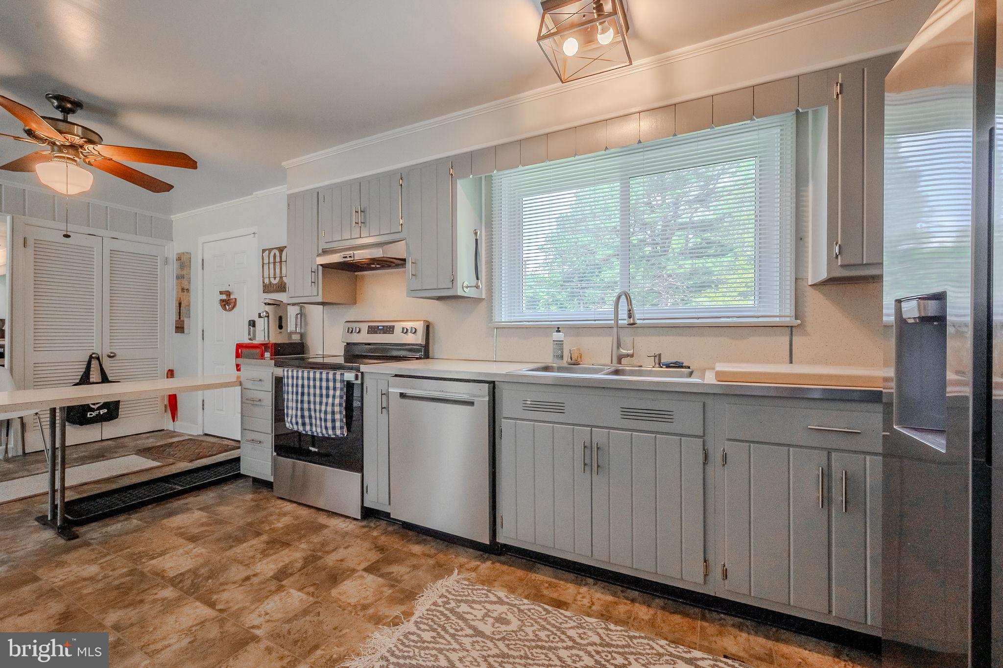 1005 LAKESIDE DRIVE