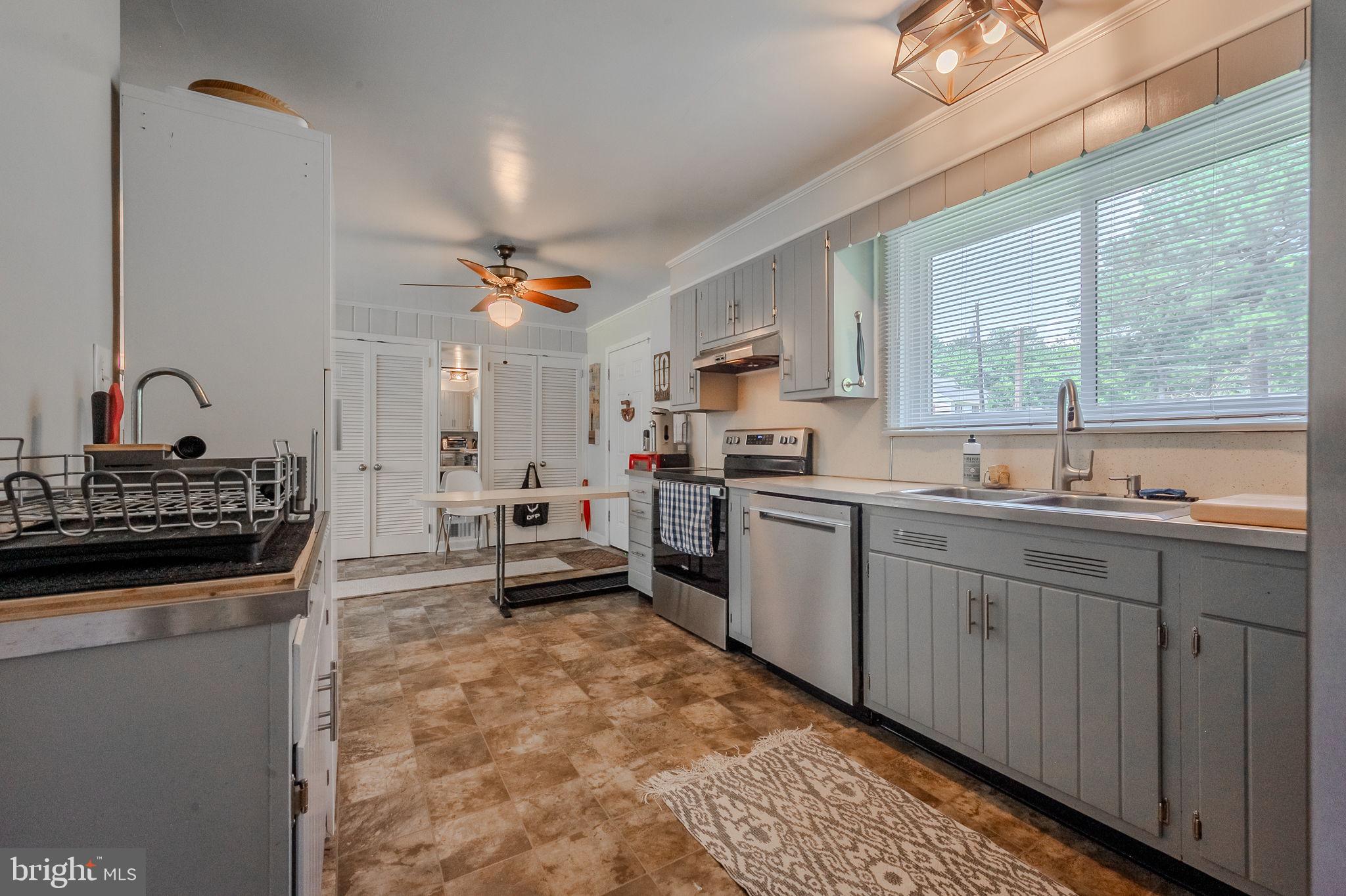 1005 LAKESIDE DRIVE