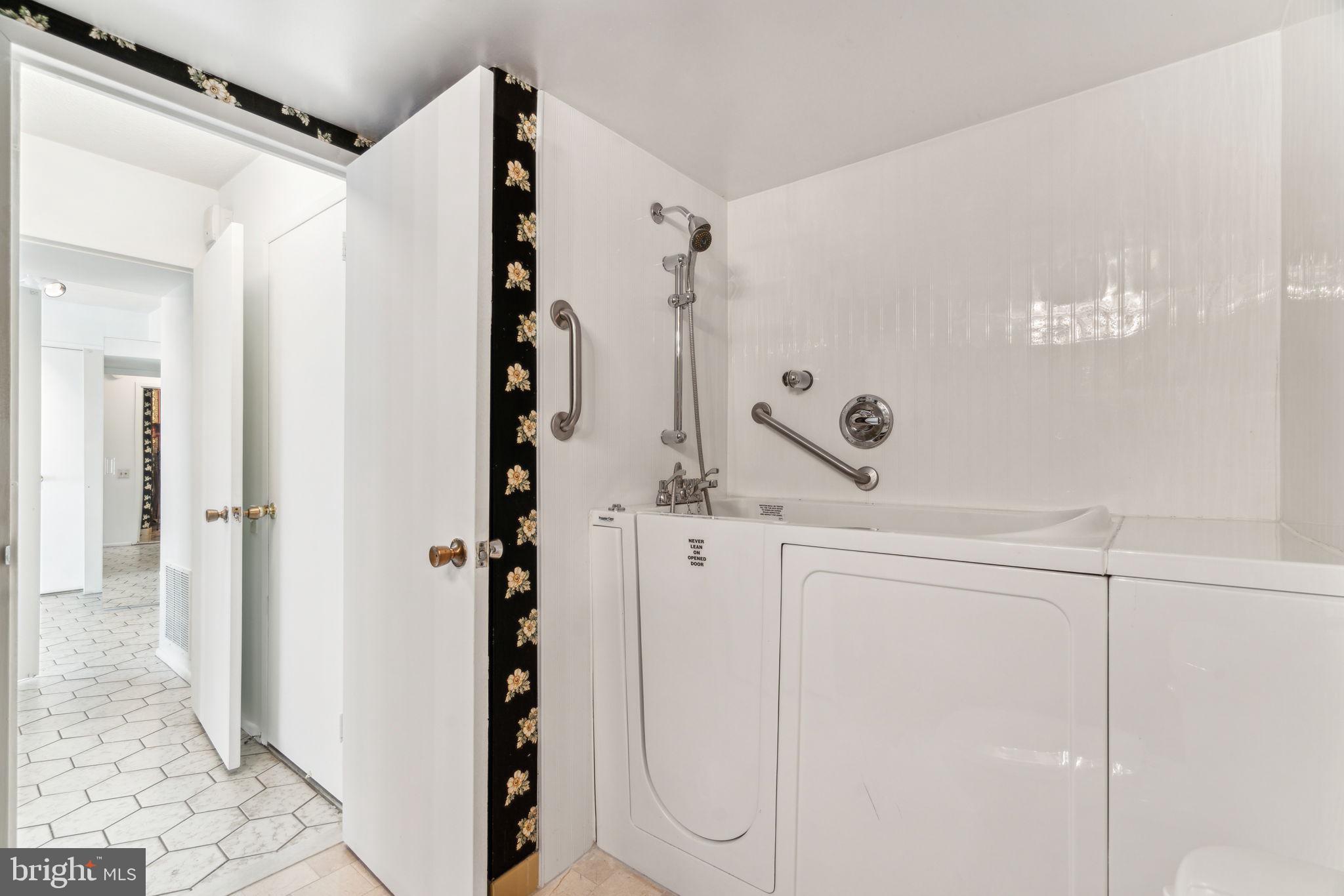 AVENUE OF THE ARTS - Residential