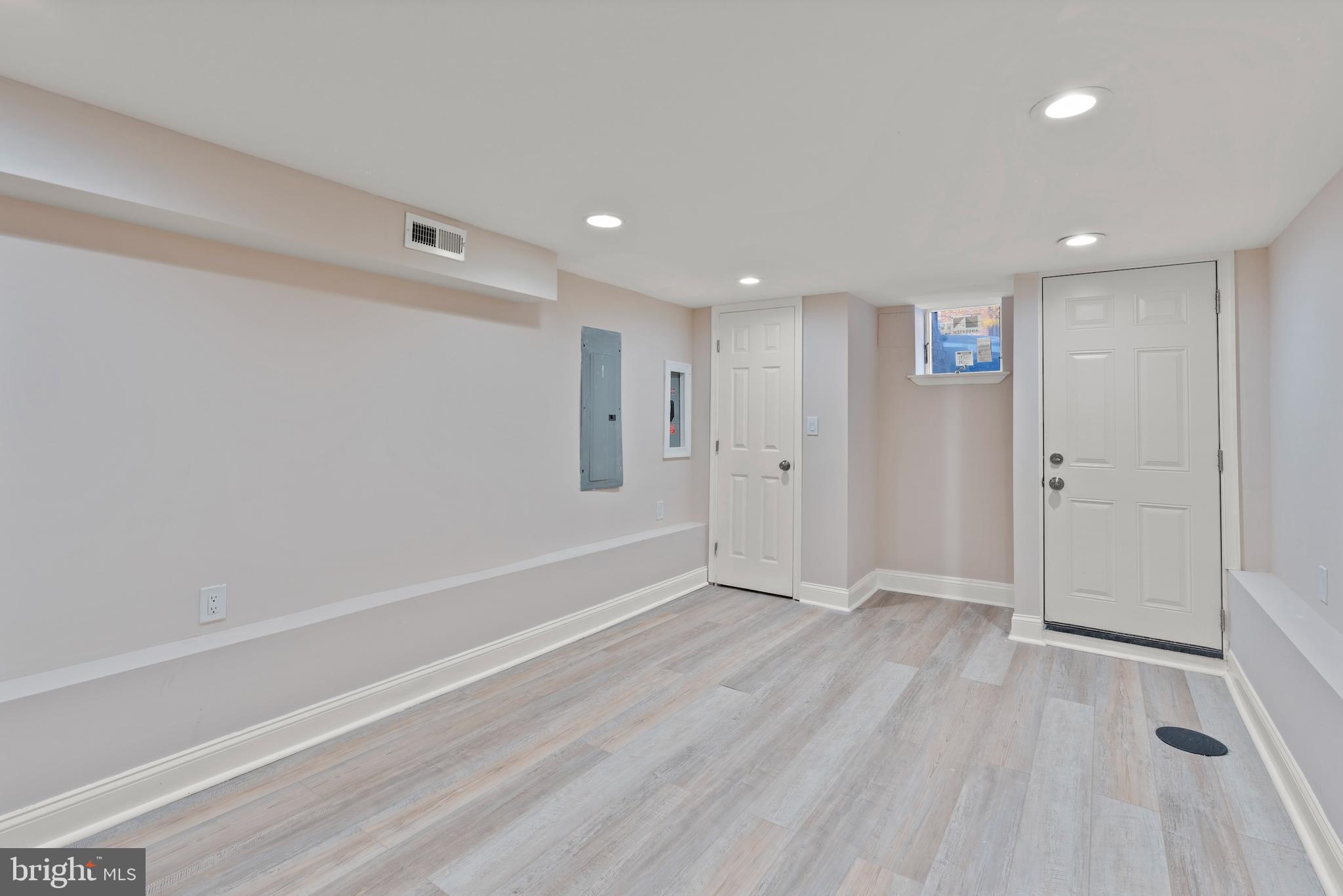 LITTLE ITALY - Residential Lease