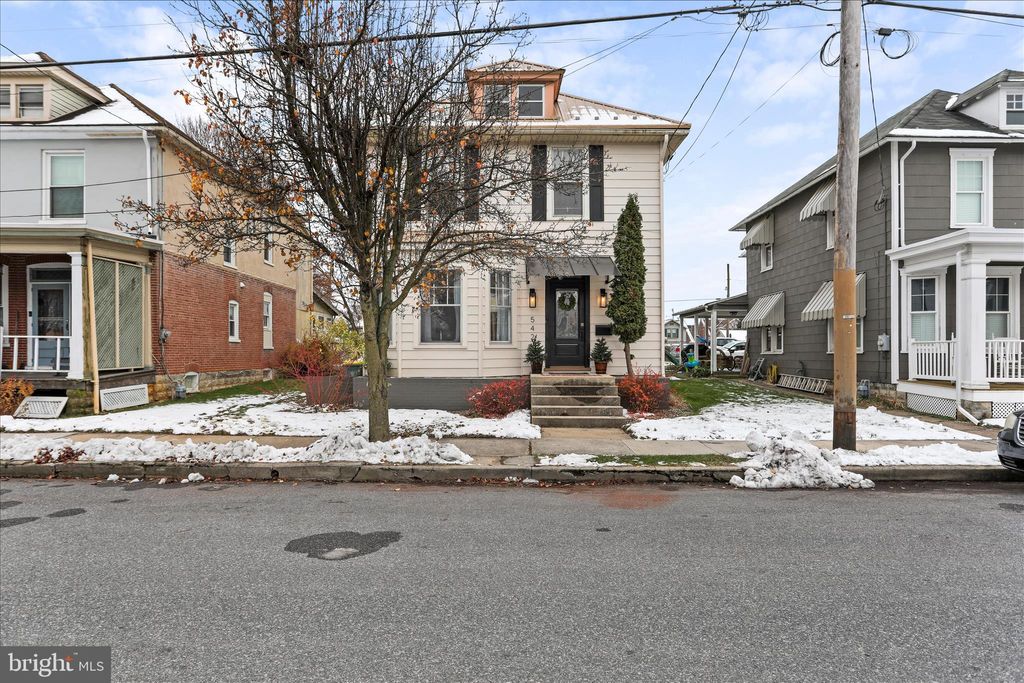 Photo of 542 E Liberty St, CHAMBERSBURG, PA 17201 (MLS # PAFL2031684)